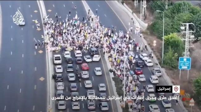 Ribuan warga Israel turun ke sejumlah ruas jalan di Tel Aviv dan memblokir pengguna jalan. [Instagram]